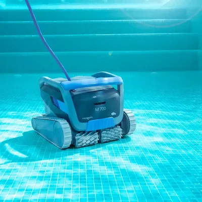 DOLPHIN M700 IN POOL